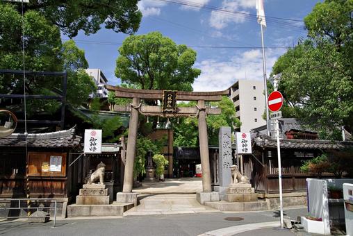 昭和の雰囲気を残す町角の神社 八坂神社,鳥居,町角の写真素材