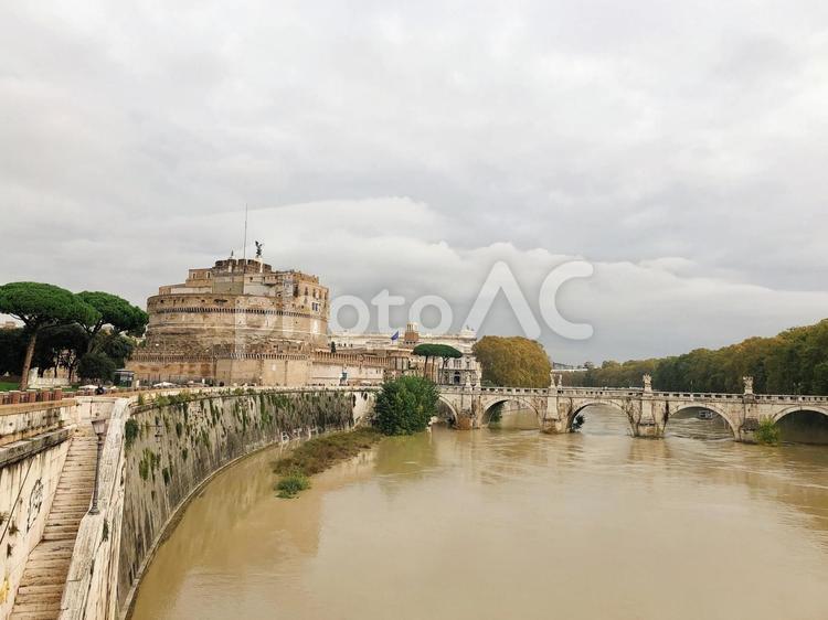 イタリア、ローマの川と街並み 海外,ヨーロッパ,イタリアの写真素材