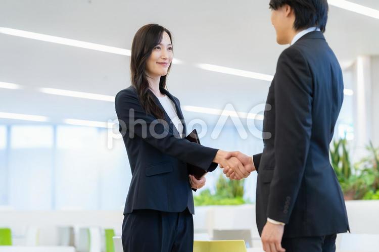 握手をする男女のビジネスマン 握手,ビジネス,会議の写真素材