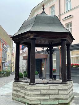 タリンの街並み 井戸,街並み,タリンの写真素材