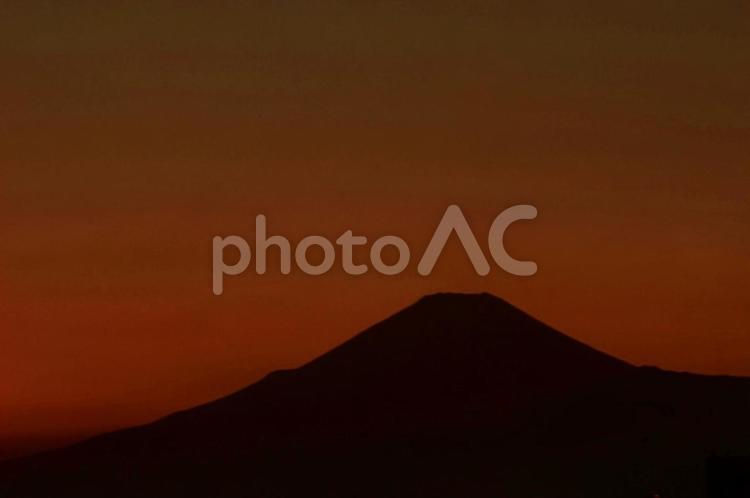 赤い空と富士山のシルエット 富士山,空,山の写真素材