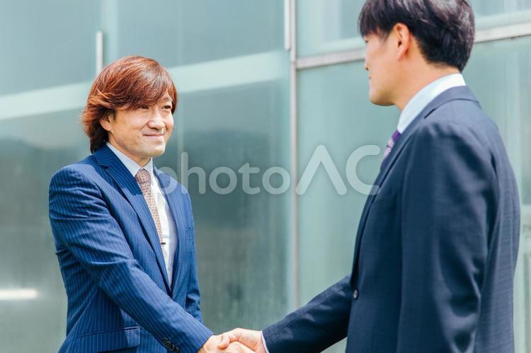 握手をするビジネスシーンの男性 握手,契約,商談の写真素材