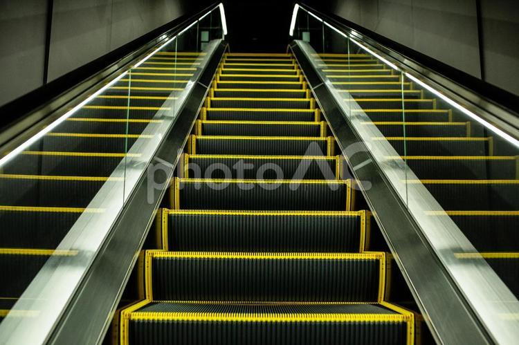 出口が見えないエスカレーター エスカレーター,下りる,上るの写真素材