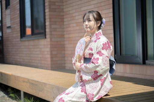 考える和服女性 考える和服女性 浴衣,女性,うちわの写真素材