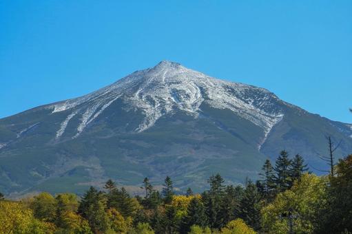 雪化粧と紅葉が始まった十勝岳連峰3 雪化粧と紅葉が始まった十勝岳連峰3 美瑛,白ひげの滝,十勝岳連峰の写真素材