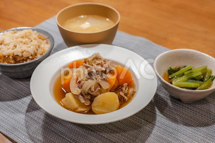 肉じゃがを中心とした和風の夕食 肉じゃが,煮物,和食の写真素材