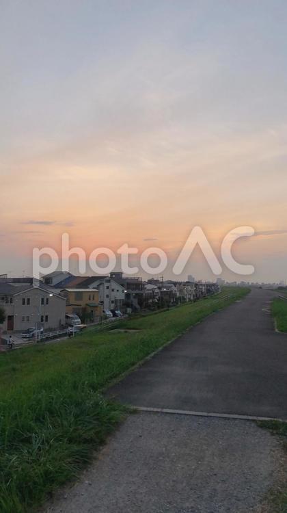 土手から見える夕方のグラデーションの空 土手,河川敷,夕空の写真素材