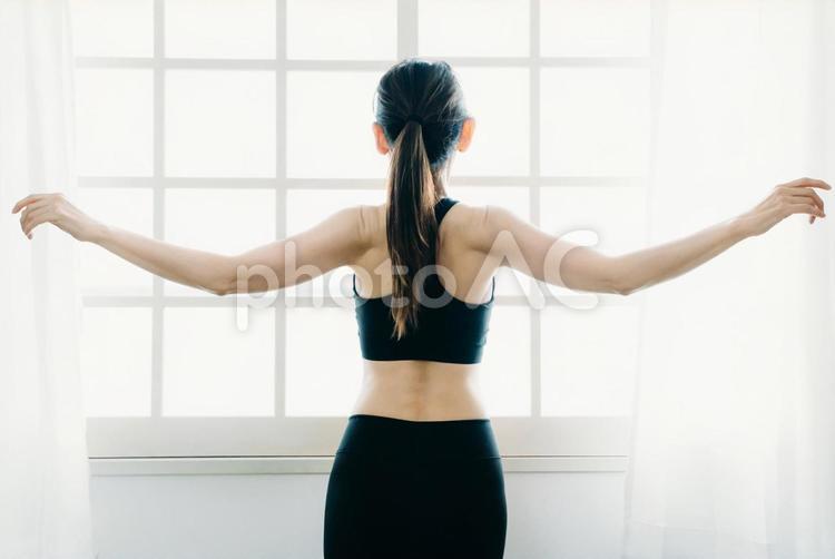 女性のボディ（後ろ姿） 日光,深呼吸,朝活の写真素材