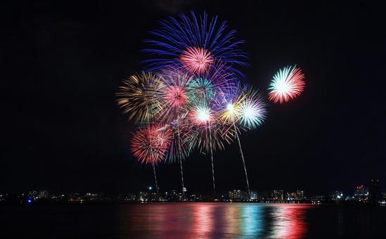 カラフルな湖上打ち上げ花火/松江水郷祭 カラフルな湖上打ち上げ花火/松江水郷祭 打ち上げ花火,花火,夏の写真素材