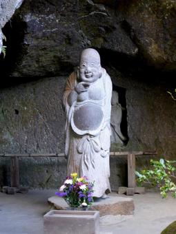 北鎌倉浄智寺境内の奥に立つ石彫の布袋尊像 石像,石仏,布袋尊の写真素材