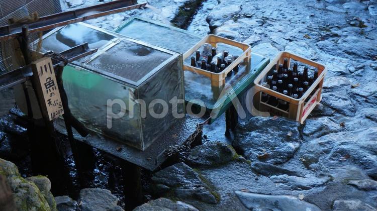 京都嵐山の川床・清流で冷やされる飲み物 日本,京都,嵐山の写真素材