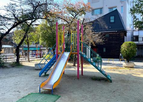 ある公園の滑り台_711K 遊具,滑り台,公園の写真素材