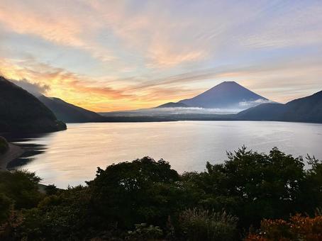 静かな朝の本栖湖と富士山 静かな朝の本栖湖と富士山 富士山,本栖湖,朝焼けの写真素材