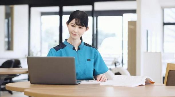 勉強をするアジア人介護士 勉強をするアジア人介護士 介護士,介護福祉士,勉強の写真素材
