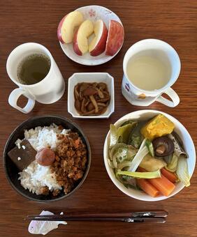 新米昆布ご飯に畑のお肉のそぼろなどの朝食 朝食,あきたこまち,新米の写真素材