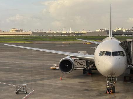 離陸に向け駐機中の飛行機 飛行機,ジェット機,滑走路の写真素材