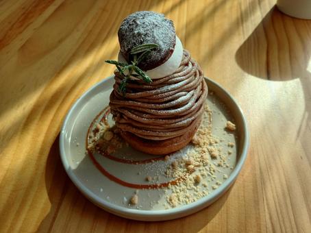 大きな栗のモンブランの写真