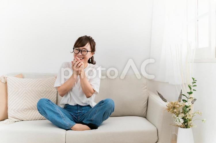 家のソファで会話して楽しそうな日本人女性 女性,笑顔,おしゃべりの写真素材