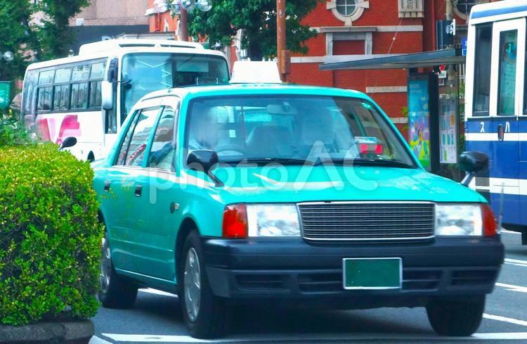 街中を走る旧型タクシー タクシー,車,街の写真素材