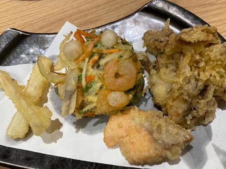 揚げたてサクサクの天ぷら 天ぷら,揚げ物,かき揚げの写真素材