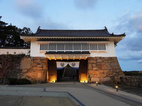夕暮れ時にライトアップされた岡山城不明門 夕暮れ時にライトアップされた岡山城不明門 岡山城,不明門,城門の写真素材
