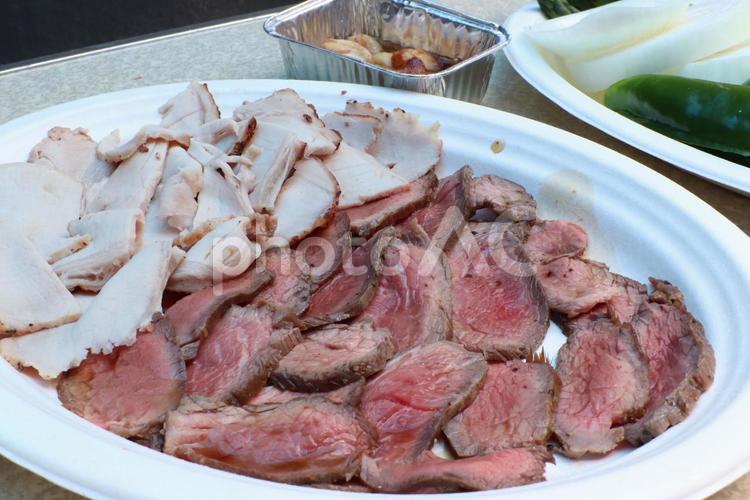 ローストビーフとローストポーク bbq,バーベキュー,焼き肉の写真素材