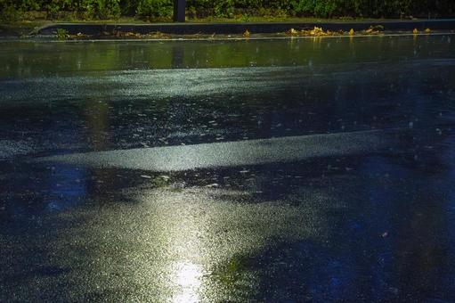 濡れた路面に光が輝く幻想的な夜の風景 夜景,夜,雨の写真素材
