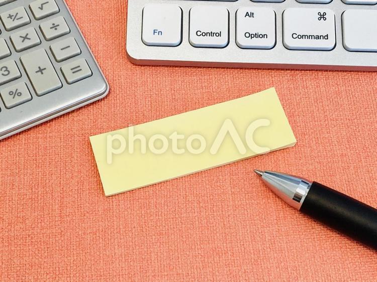 付箋とPCと電卓 付箋,ペン,電卓の写真素材
