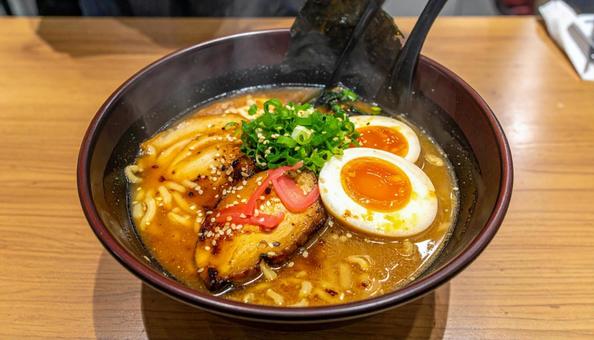 屋台で出てくる豚骨ラーメンを食べる 屋台で出てくる豚骨ラーメンを食べるの写真