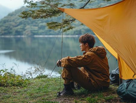 ソロキャンプをする男性 ソロキャンプをする男性の写真