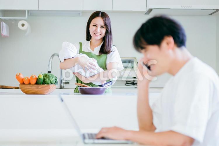 テレワークする男性と女性 テレワーク,赤ちゃん,夫婦の写真素材