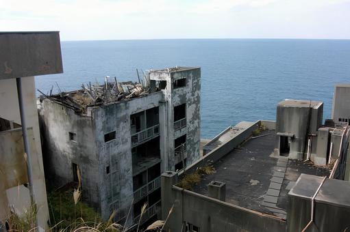 廃墟と化した軍艦島の内部2 廃墟と化した軍艦島の内部2の写真