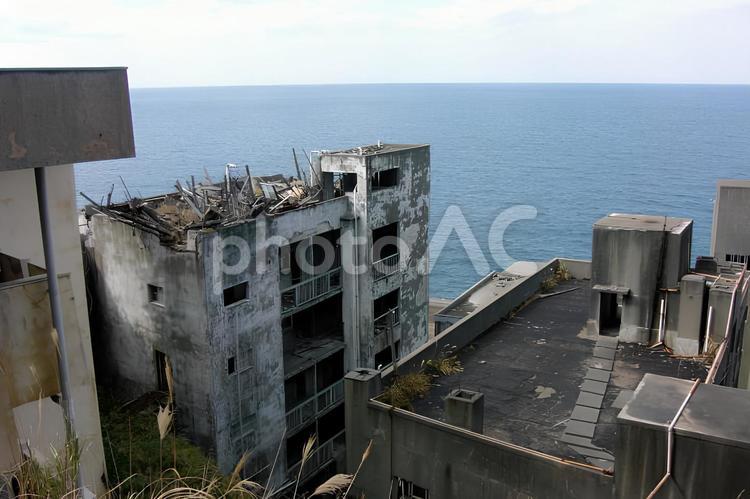 廃墟と化した軍艦島の内部2 軍艦島,端島,廃墟の写真素材
