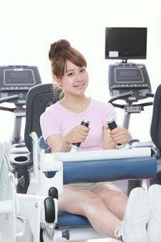 フィットネスイメージ フィットネスイメージ フィットネスマシーン,女性,スポーツジムの写真素材