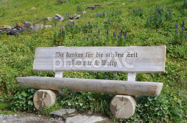 スイス　可愛らしい木製ベンチ スイス,ベンチ,風景の写真素材