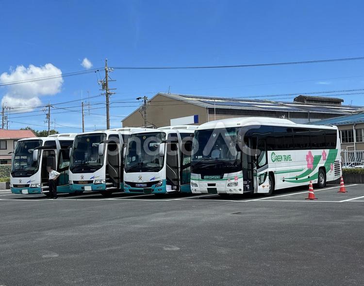 駐車場に停車する観光バス 観光バス,貸切バス,バスツアーの写真素材