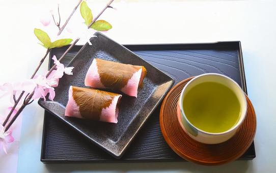 桜餅を食べて休憩中 桜餅を食べて休憩中 桜餅,春,和菓子の写真素材