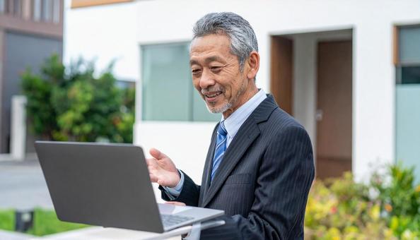 対面で説明する日本人男性ビジネスマン 対面で説明する日本人男性ビジネスマンの写真