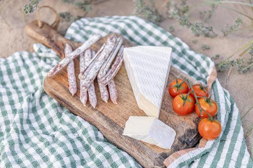 布の上のカッティングボードに置かれたチーズやトマト カマンベール,チーズ,カットの写真素材