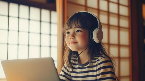 ヘッドホンで学ぶ子供 ヘッドホンで学ぶ子供の写真