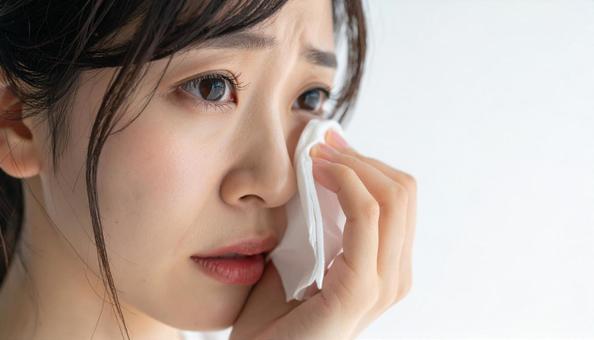 涙を拭く日本人女性 涙を拭く日本人女性の写真