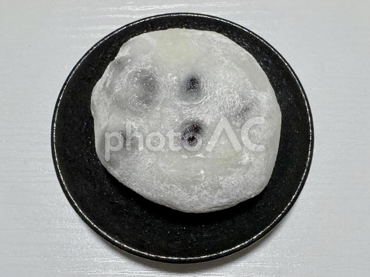 薄めの皮で仕上げられた豆大福 豆大福,大福,和菓子の写真素材