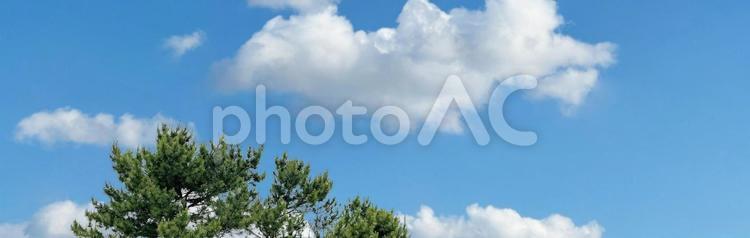 爽やかな青空ともくもく白い雲の背景素材 空,青空,雲の写真素材