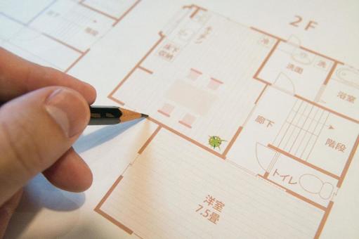 新築注文住宅の間取図を作成中の手元 設計図,間取り図,計画の写真素材