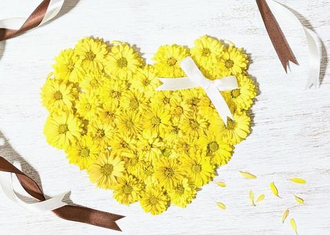 小菊のハートとリボン 花,菊,リボンの写真素材