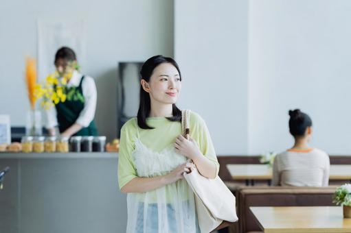 ショッピングをする若い女性 ショッピングをする若い女性 買い物,ショッピング,カフェの写真素材
