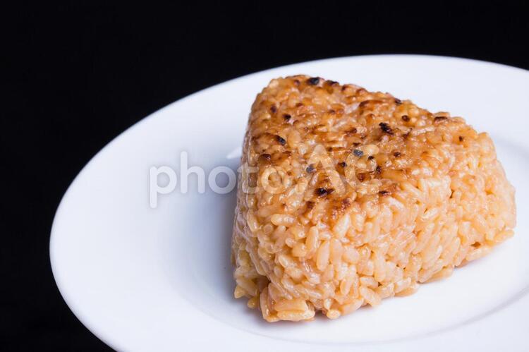 焼きおにぎり　おにぎり　オニギリ 黒バック白皿シリーズ,黒背景,白い皿の写真素材
