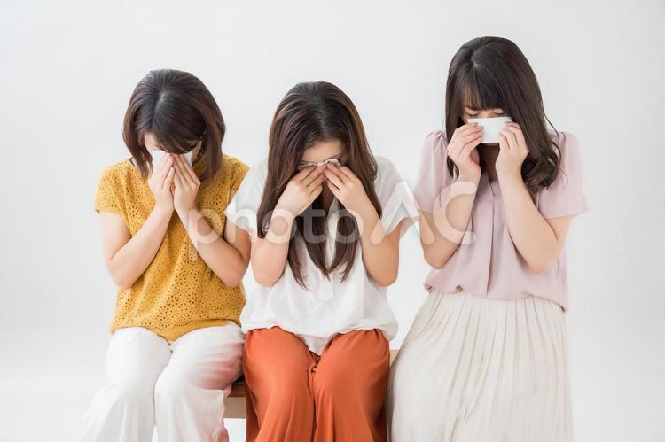 感動して泣く女性たち 感動,泣く,涙の写真素材