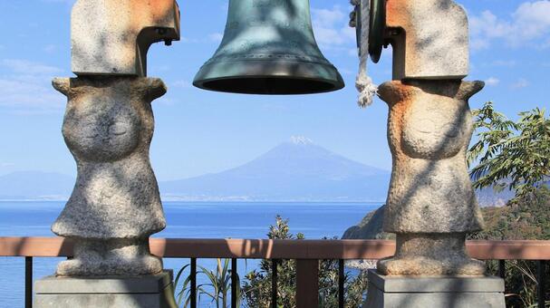 恋人岬ラブコールベルから眺める富士山 恋人岬,ラブコールベル,金の鐘の写真素材