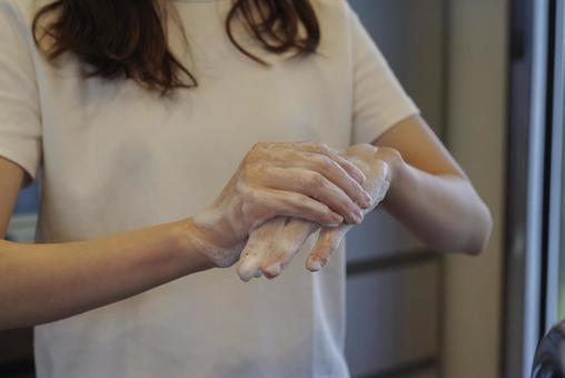 キッチンで手を洗う女性の手元 手洗い,手を洗う,水道の写真素材